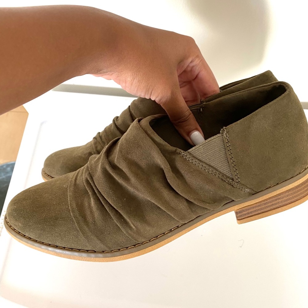 Flat shoes